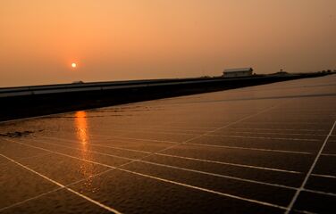Solaranlagen in diesigem Sonnenuntergangslicht