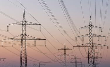 Große Strommasten mit Hochspannungsleitungen